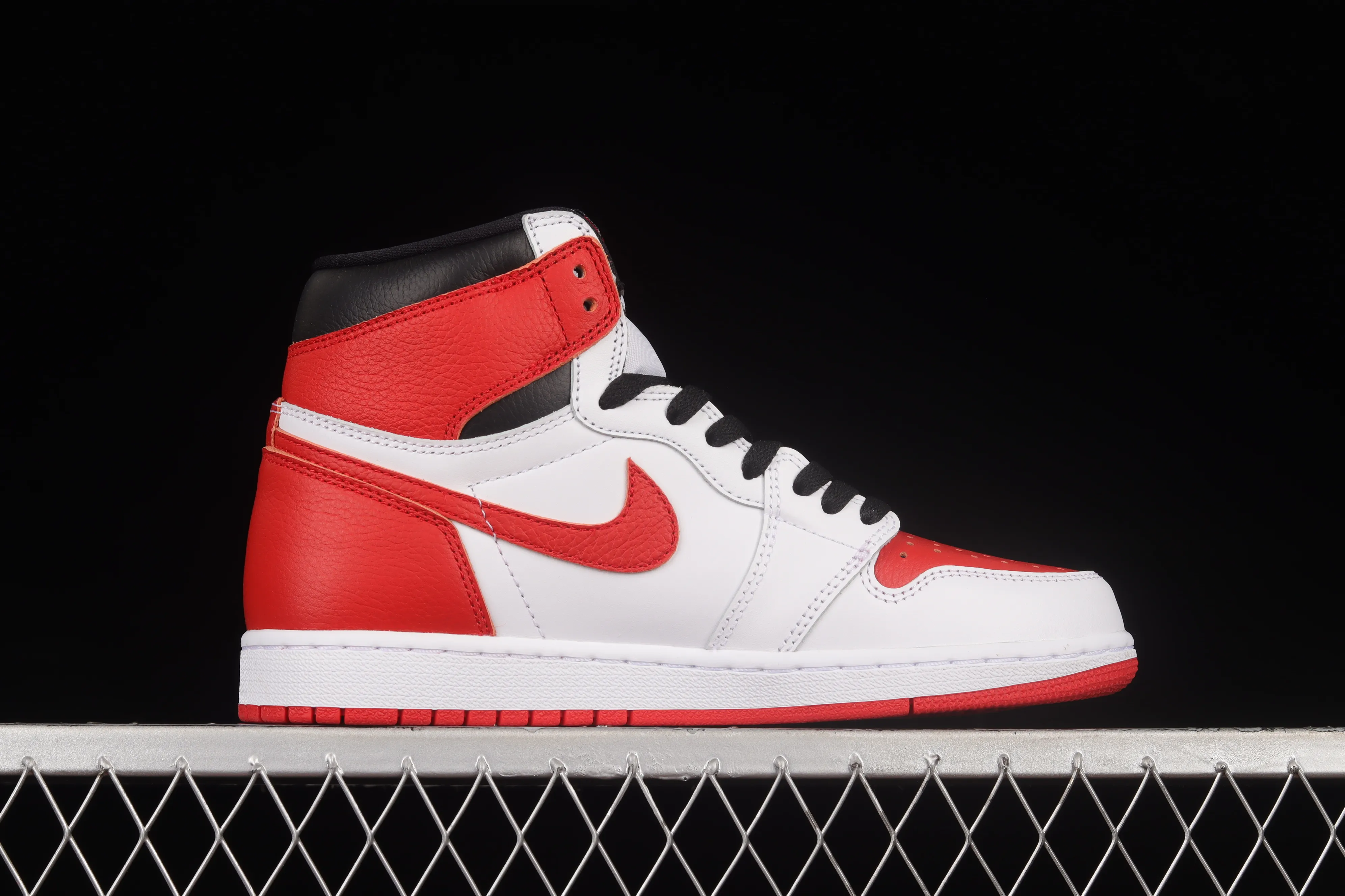 All categories Air Jordan Jordan series basketball shoes Air Jordan 1 High pure original version Air Jordan 1 High OG AJ1 Joe 1 white and red retro high-top cultural basketball shoes 555088-161